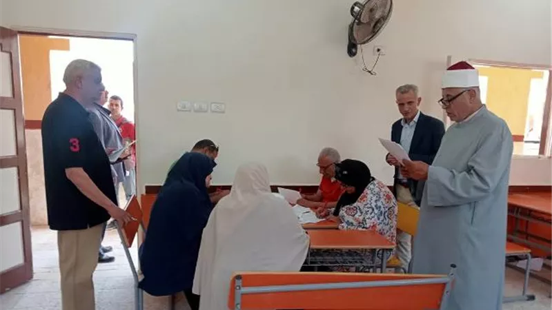 مدير الأزهر بالقليوبية يتفقد درجات شهادتى الابتدائية والإعدادية
