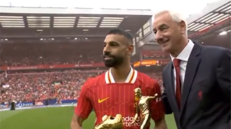 شاهد.. لحظة استلام محمد صلاح جائزة الحذاء الذهبى فى البريميرليج