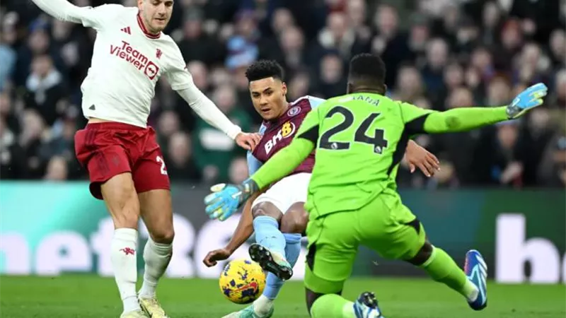 أستون فيلا يسقط أمام مانشستر يونايتد ويفشل في التأهل لدوري الأبطال