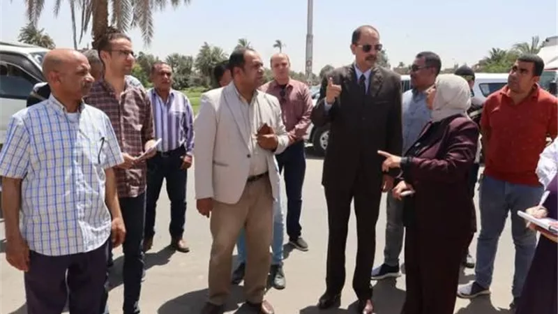 محافظ سوهاج يتفقد شارع طراد النيل بأخميم بعد أعمال الرصف والتجميل