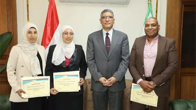 محافظ الجيزة يكرّم رئيس مركز الصف ورئيسة ووكيل لجنة التصالح