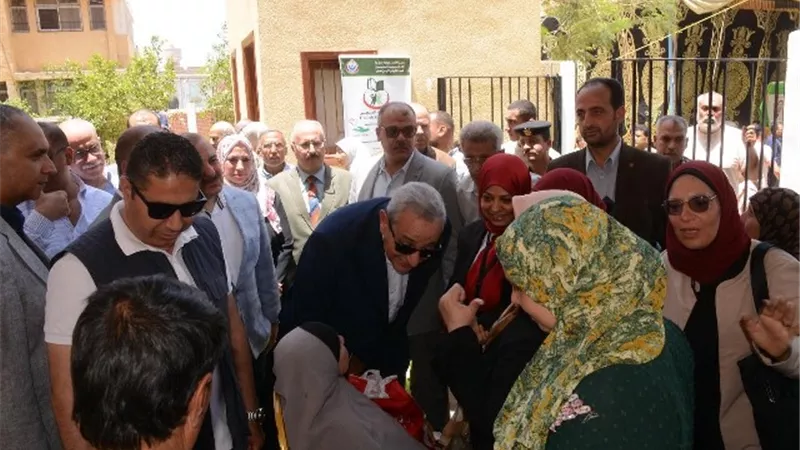 محافظ الغربية يشهد انطلاق أكبر قافلة طبية بقطور.. صور