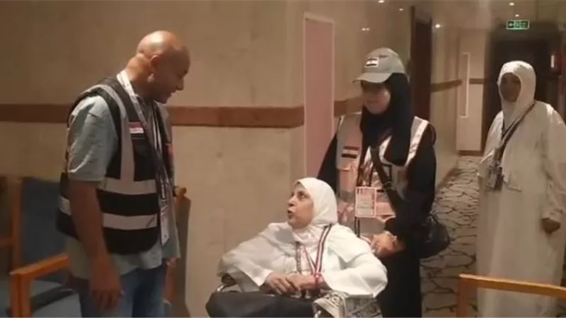 شاهد بالفيديو.. بعثة القرعة تساعد حاجة مريضة على آداء عمرة القدوم