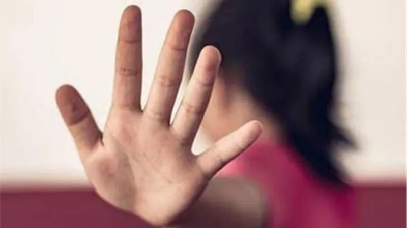 مسن يتعدى على طفلة داخل محل عطارة في شبرا الخيمة..تفاصيل