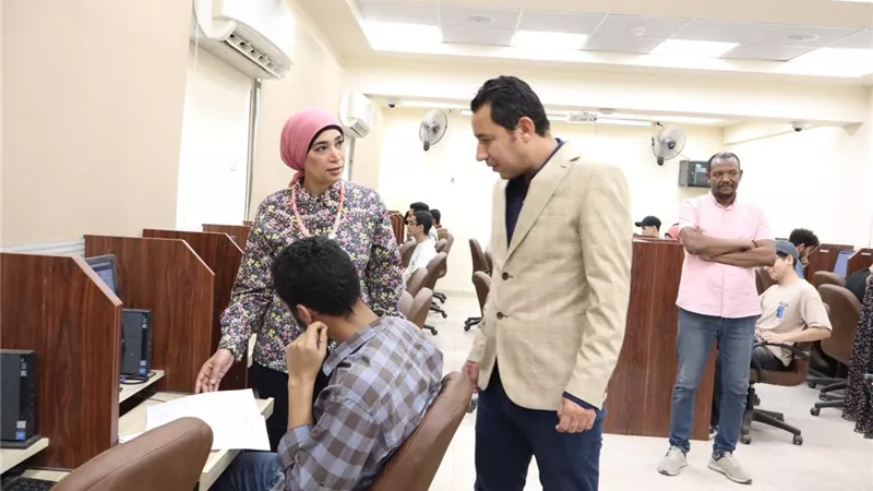 رئيس جامعة الأقصر تتفقد سير امتحانات كلية الحاسبات والمعلومات
