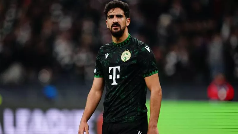محمد بن رمضان يجتاز الكشف الطبي في الأهلي بنجاح