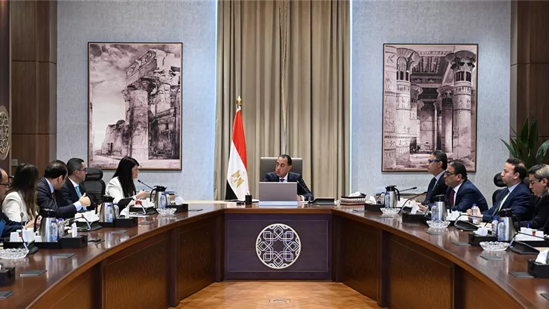 رئيس الوزراء يتابع موقف توافُر السلع الاستراتيجية والمخزون منها