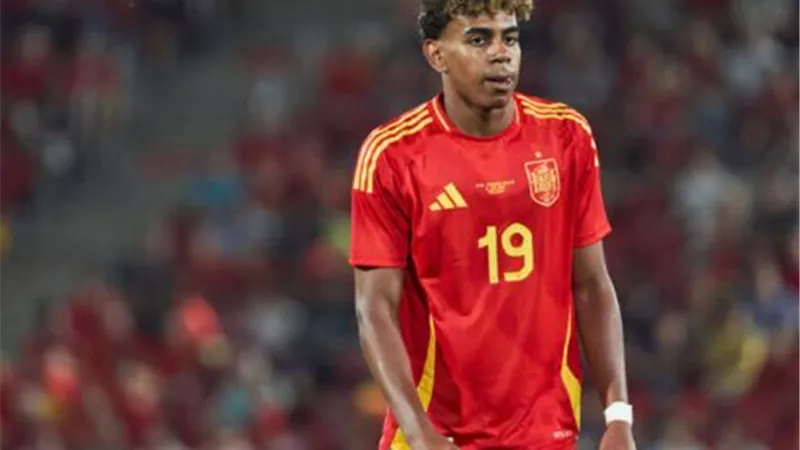 يامال علي رأس قائمة منتخب إسبانيا لمواجهة فرنسا بدوري الأمم الأوروبية