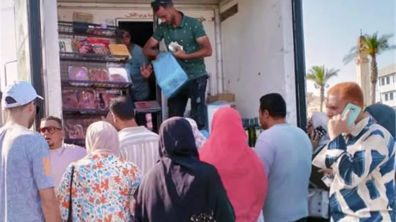 إقبال كبير من المواطنين على المنفذ المتحرك بطور سيناء