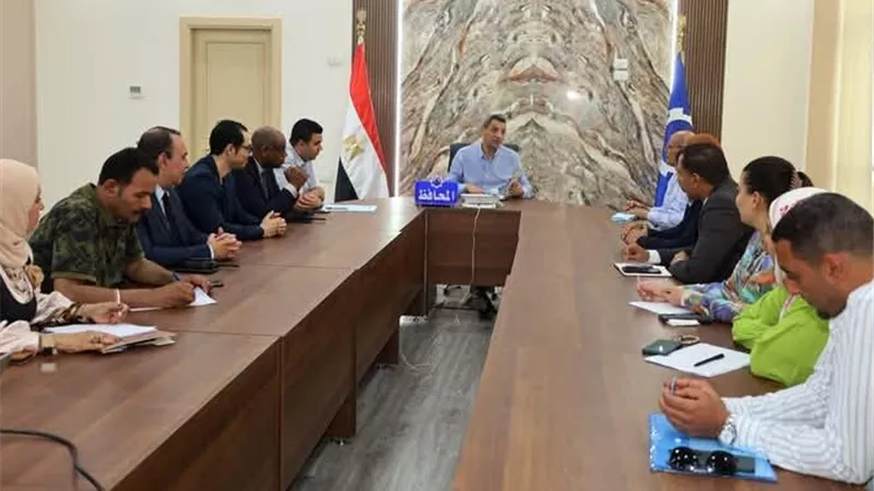 محافظ السويس يلتقي مسئولي التأمين الصحي الشامل