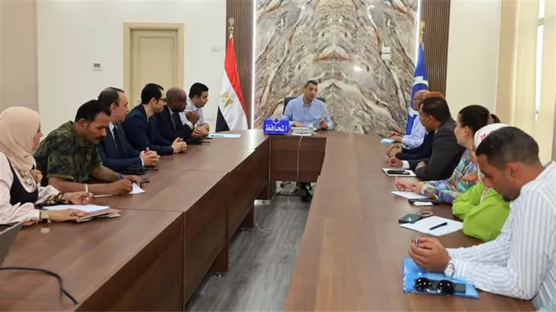 محافظ السويس يلتقي مسئولي التأمين الصحي الشامل ومديرية الصحة