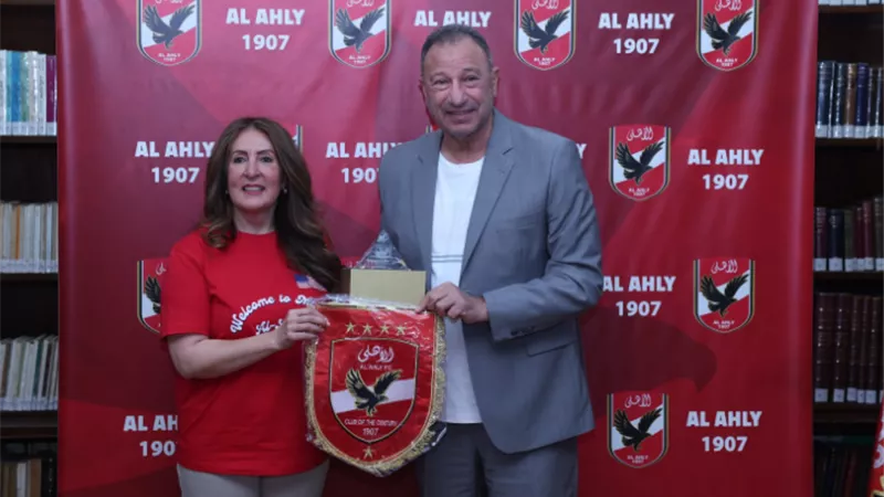 الخطيب يستقبل السفيرة الأمريكية.. ويُهديها قميص وعلم الأهلى