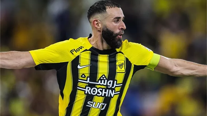 شاهد .. بنزيما يرفع الكأس الذهبى بعد التتويج بالدورى السعودى
