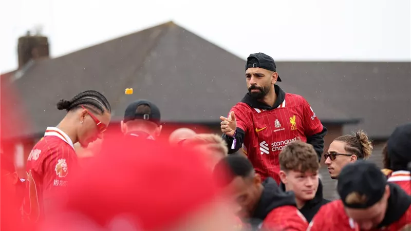 شاهد بالفيديو .. محمد صلاح من مسيرة ليفربول للاحتفال بالدوري