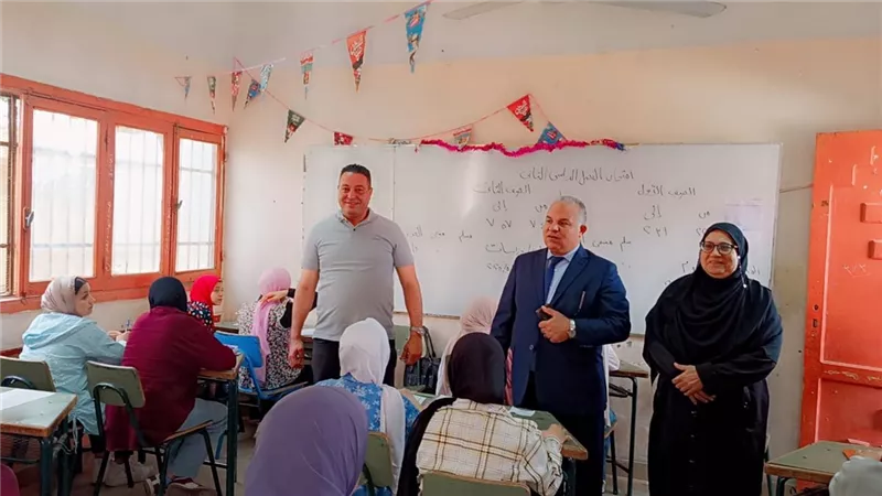 وكيل وزارة التعليم يتفقد عدد من لجان امتحانات النقل بالفيوم