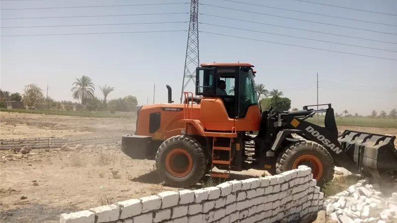 حملة لإزالة حالتى تعدى على أرض زراعية بالمدامود قبلى بالأقصر