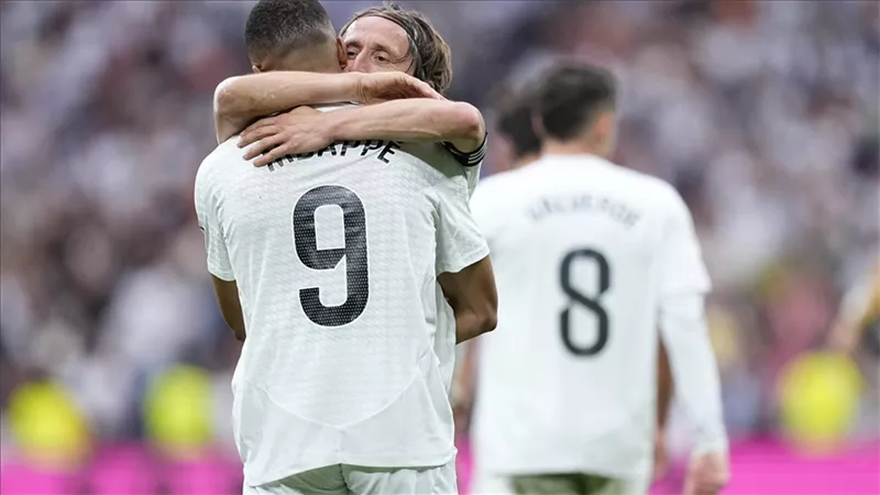 ريال مدريد يدرس منح مبابي قميص مودريتش