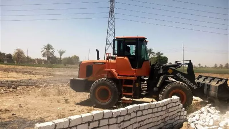 حملة مكبرة لإزالة حالتى تعدى على أرض زراعية بالمدامود بالأقصر