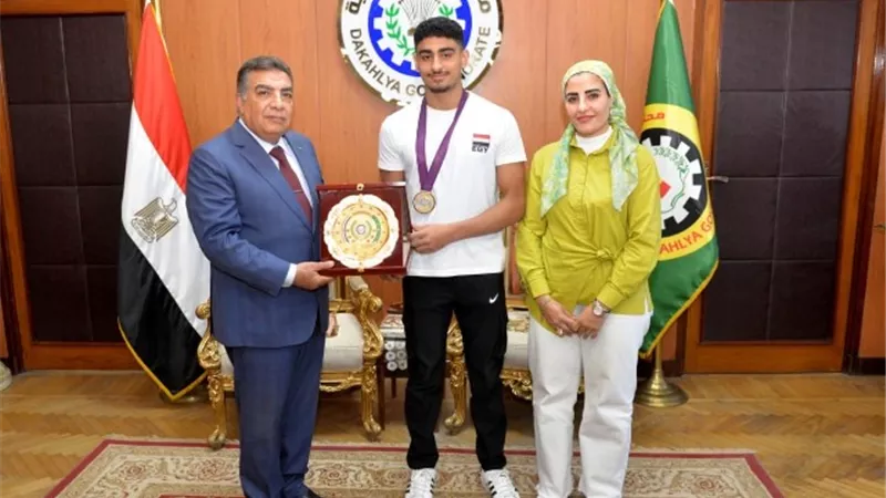 محافظ الدقهلية يكرم بطل أفريقيا ونادي جزيرة الورد في السباحة
