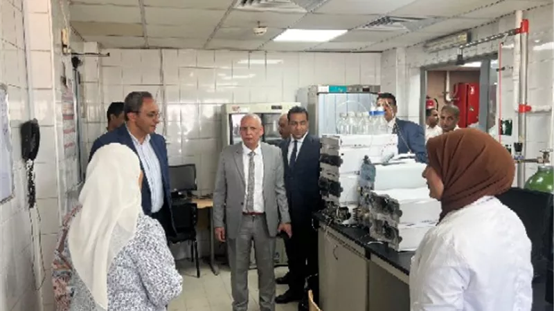 محافظ قنا يتفقدمركز تدريب العاملين على إجراءات سلامة شركة المياه