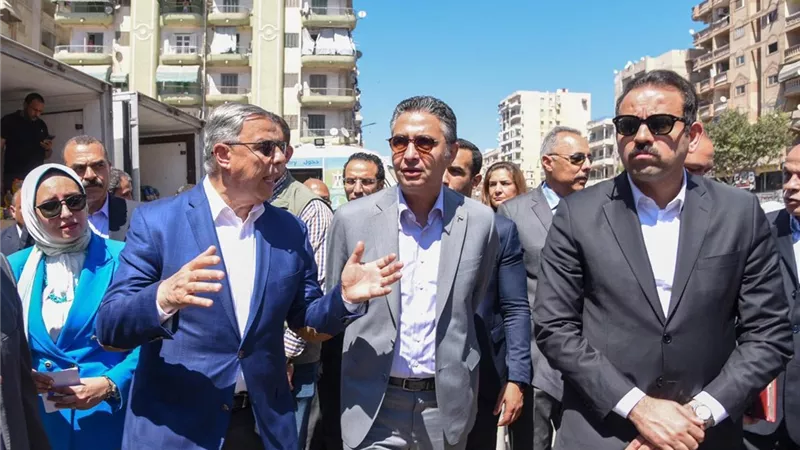 شريف فاروق وأحمد خالد وبهاء غنام يتفقدوا سوق اليوم الواحد بالعجمي