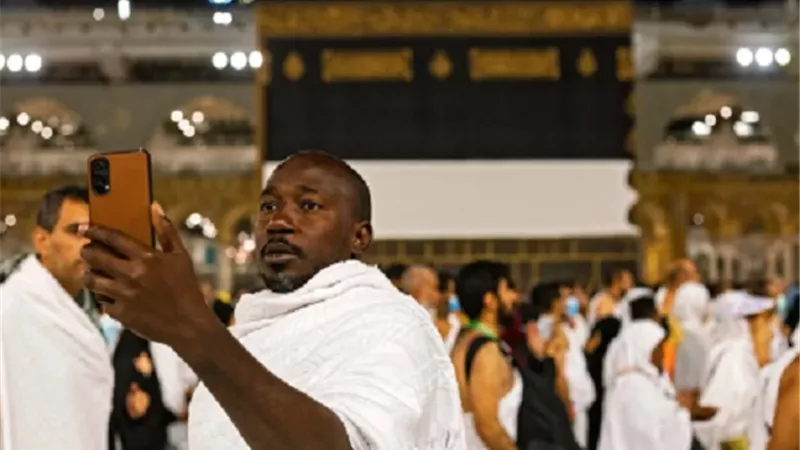 هل تصوير الشخص لنفسه أثناء أداء مناسك الحج حرام؟