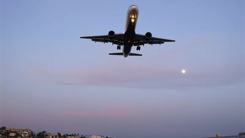 فوضى على متن طائرة أمريكية بسبب زائرين غير مرغوب فيهما