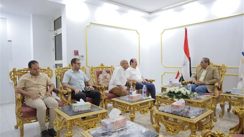 محافظ قنا يستقبل نائب وزير الصحة لبحث تطوير الخدمات الصحية