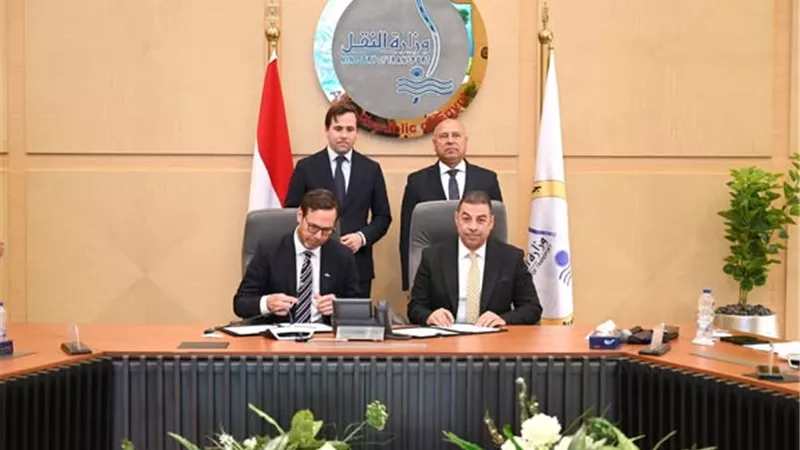 وزير الصناعة يبحث مع السويد توطين صناعة الأتوبيسات والشواحن الكهربائية