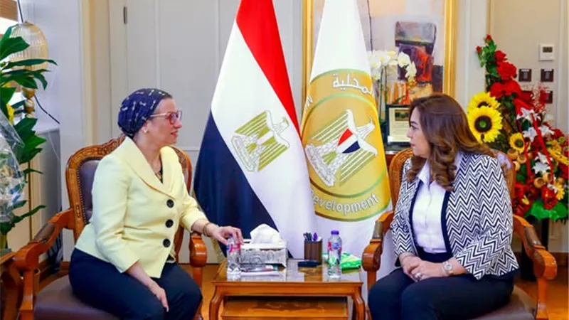 وزيرتا التنمية المحلية والبيئة تناقشان المخلفات 
