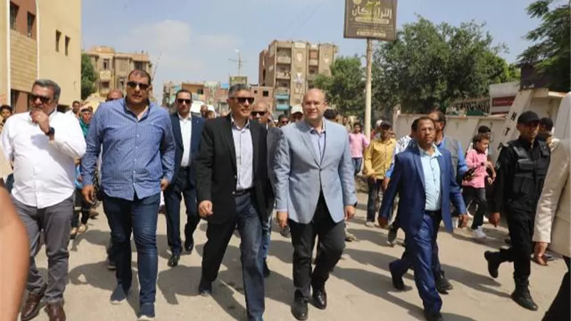 محافظ الجيزة يتفقد سوق العياط الحضاري بعد تسكين الباعة الجائلين