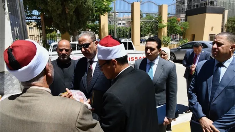 الأنصاري ..يشهد تسليم دفعة من صكوك الإطعام للأسر الأولى بالرعاية
