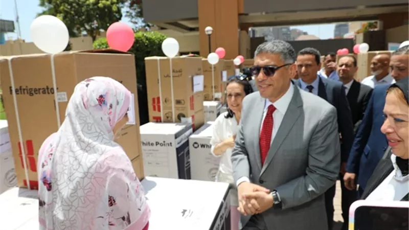 محافظ الجيزة يُسلم أجهزة كهربائية لـ ٥٠ فتاة مقبلات على الزواج