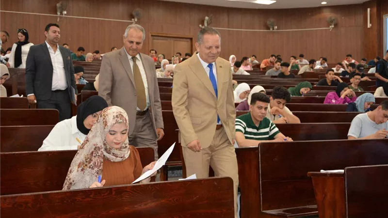 رئيس جامعة دمياط يتفقد سير إمتحانات كلية الحقوق