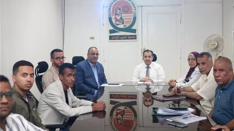 رئيس جامعة جنوب الوادي يناقش التطبيق الالكترونى تسجيل الحضور