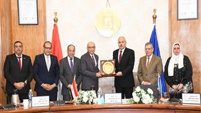 مجلس جامعة قناة السويس يُكرم الدكتور أحمد أنور