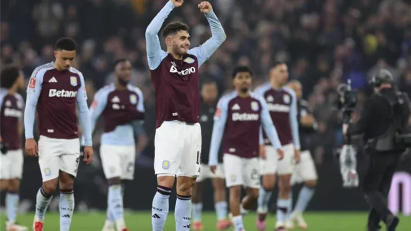 ثلاثى أستون فيلا الى الدورى السعودى فى ميركاتو الصيف