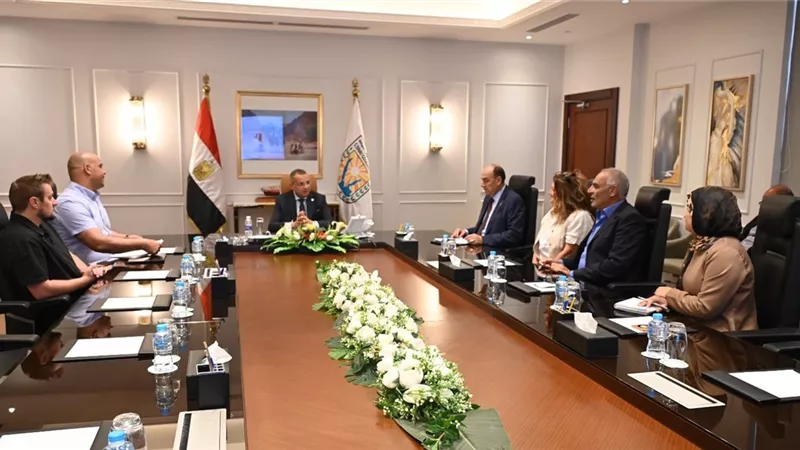 مبارك يلتقي وكلاء شركات السياحة والسفر الإنجليزية بشرم الشيخ