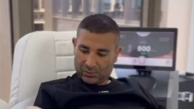 أحمد سعد يزيل التاتو بتقنية الليزر