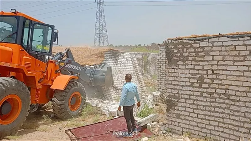 إزالة ١٤ تعدى على أملاك الدولة والأراضى الزراعية بإسنا