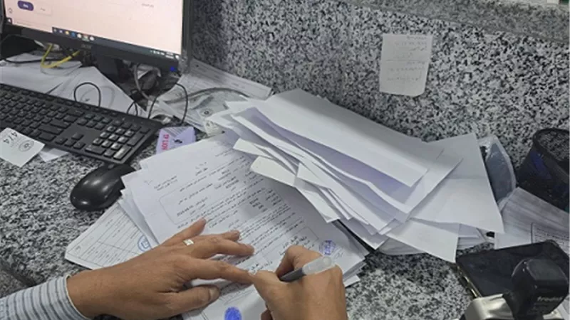 وزارة العمل تنشر صورا من توثيق عقود عمل بالخارج للتأكد من صحتها