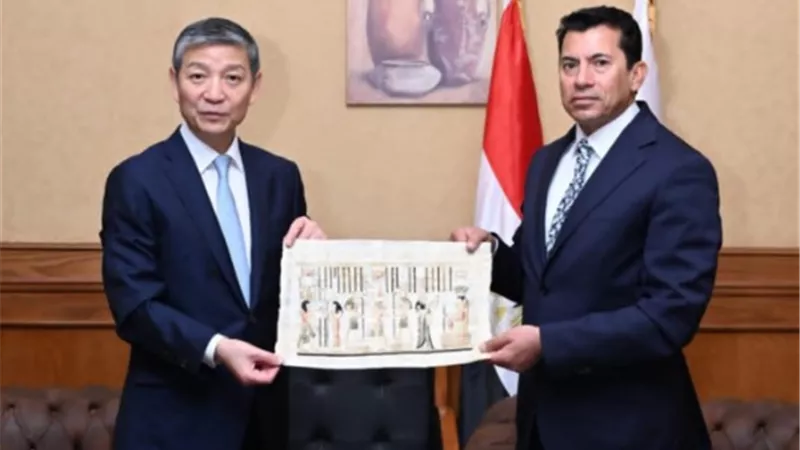 وزير الشباب يبحث التعاون مع السفير الصيني