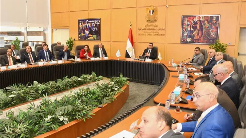وزير الإسكان يتابع مشروعات 