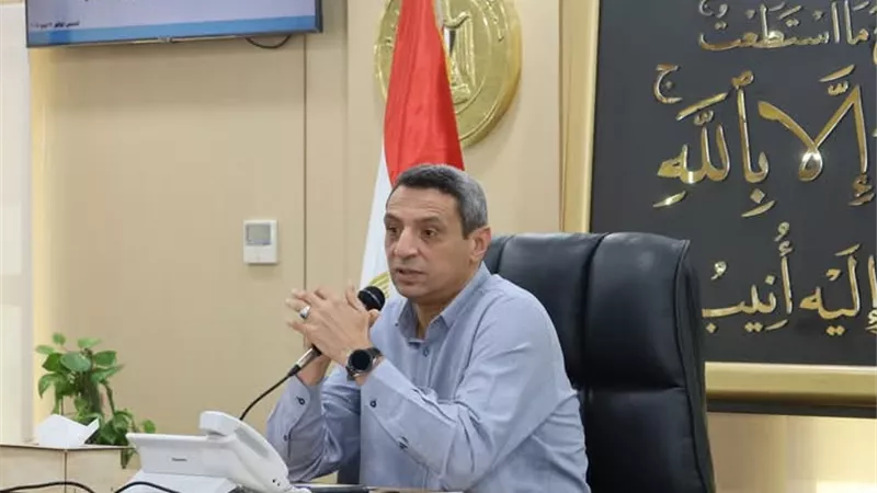 محافظ السويس يؤكدعلي القيادات التنفيذية بالعمل بروح الفريق الواحد