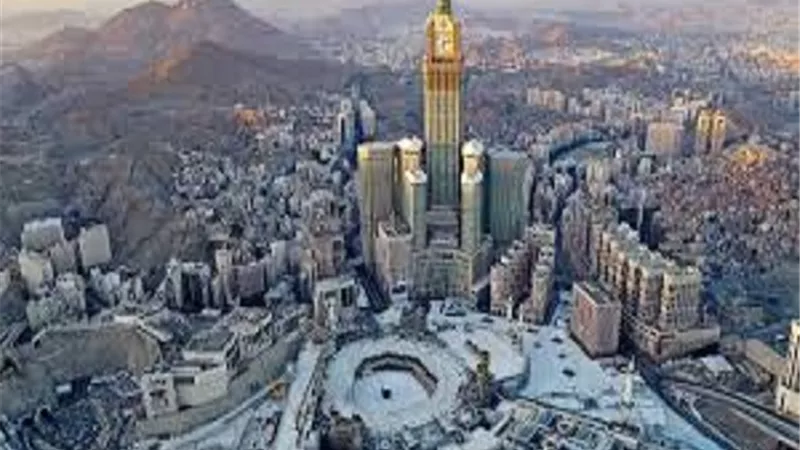 خطيب الحرم المكي يحث الحجاج بتعظيم شعائر الله والتحلي بالسكينة.. ويؤكد : لا حج بدون تصريح