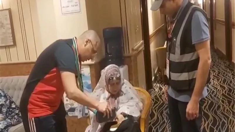 فيديو.. مشهد إنساني.. بعثة حج القرعة تُعيد متعلقات حاجة بعد فقدها