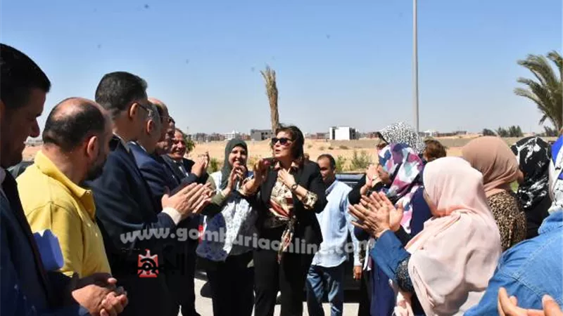 أسرة جامعة السادات تستقبل رئيس الجامعة بممر شرفى