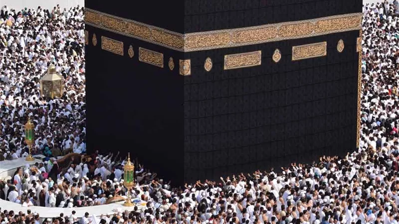 عند دخولك المسجد الحرام.. هل تصلي أم تطوف؟