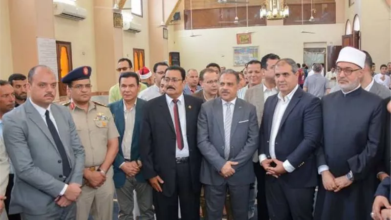 المفتي ومحافظ الشرقية يؤديان صلاة الجمعة بمسجد الرحمة بأم الزين