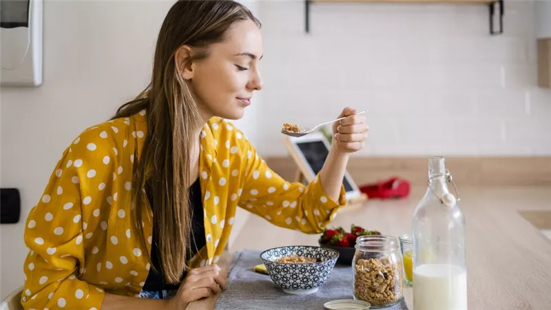 أطعمة طبيعية تعزز المناعة وتدعم الصحة العامة